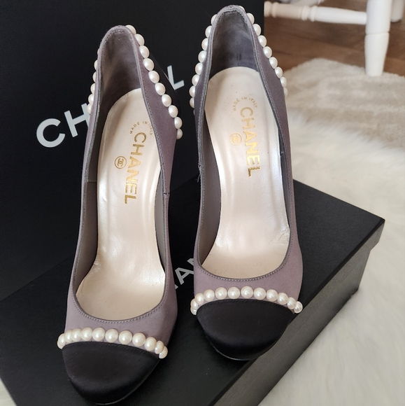 SOLD 🌸🌸 CHANEL Pearl & Satin Pumps - Picture 7 of 14